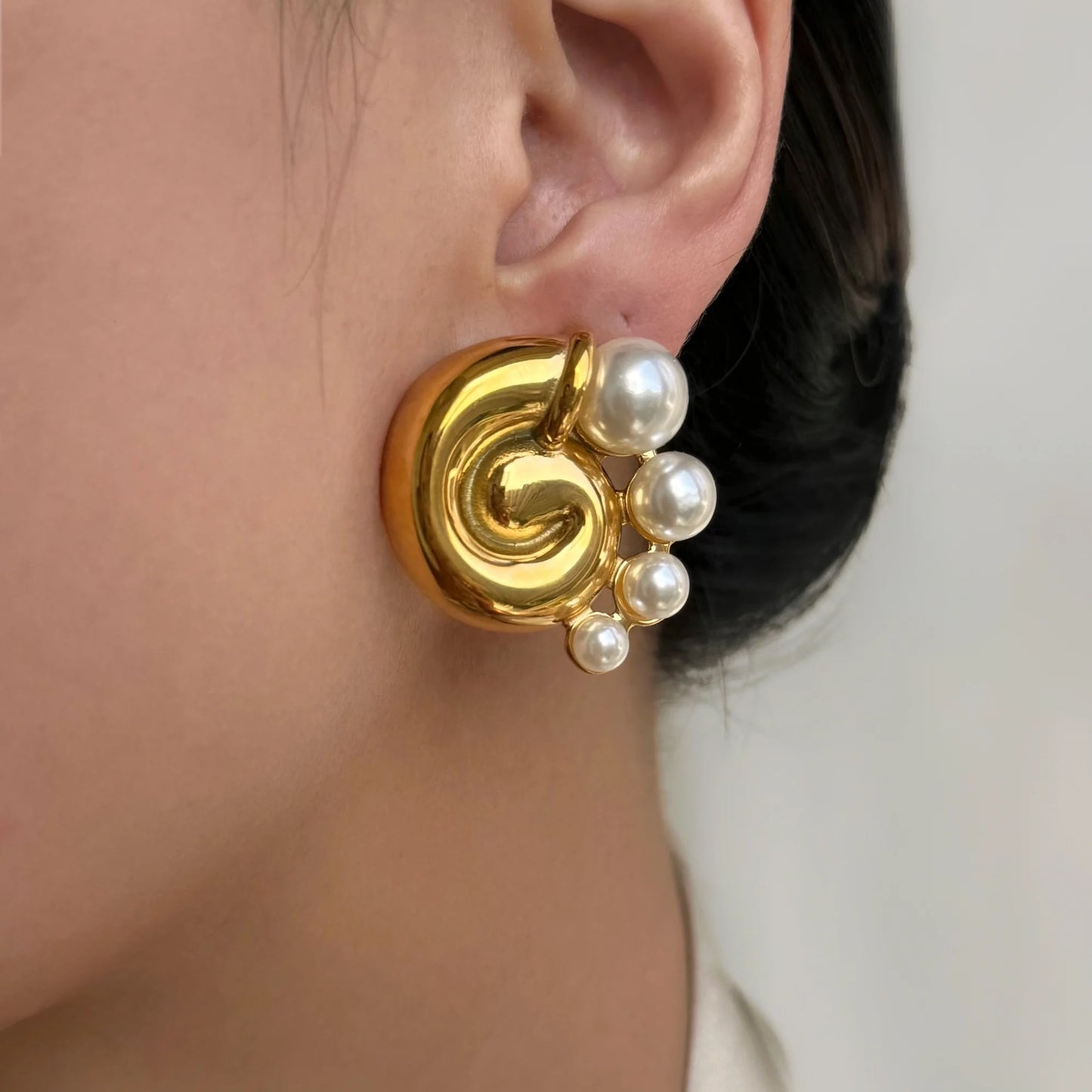 Perla Caracol Earring